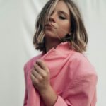 womens shoulder length choppy lob cut hairstyle