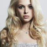 womens long curly blonde hairstyle
