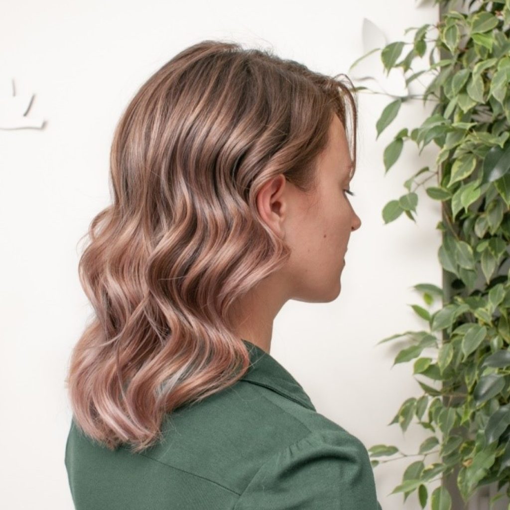 medium length wavy hairstyle