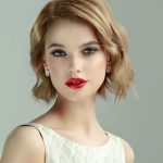 womens-medium-wavy-graduated-layered-hair-blonde