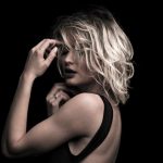 womens-blonde-layered-lob-cut-wavy-hair