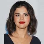 selena-gomez-wavy-bob-cut-dark-hair