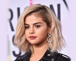 salena-gomez-short-platinum-blonde-wavy-hairstyle